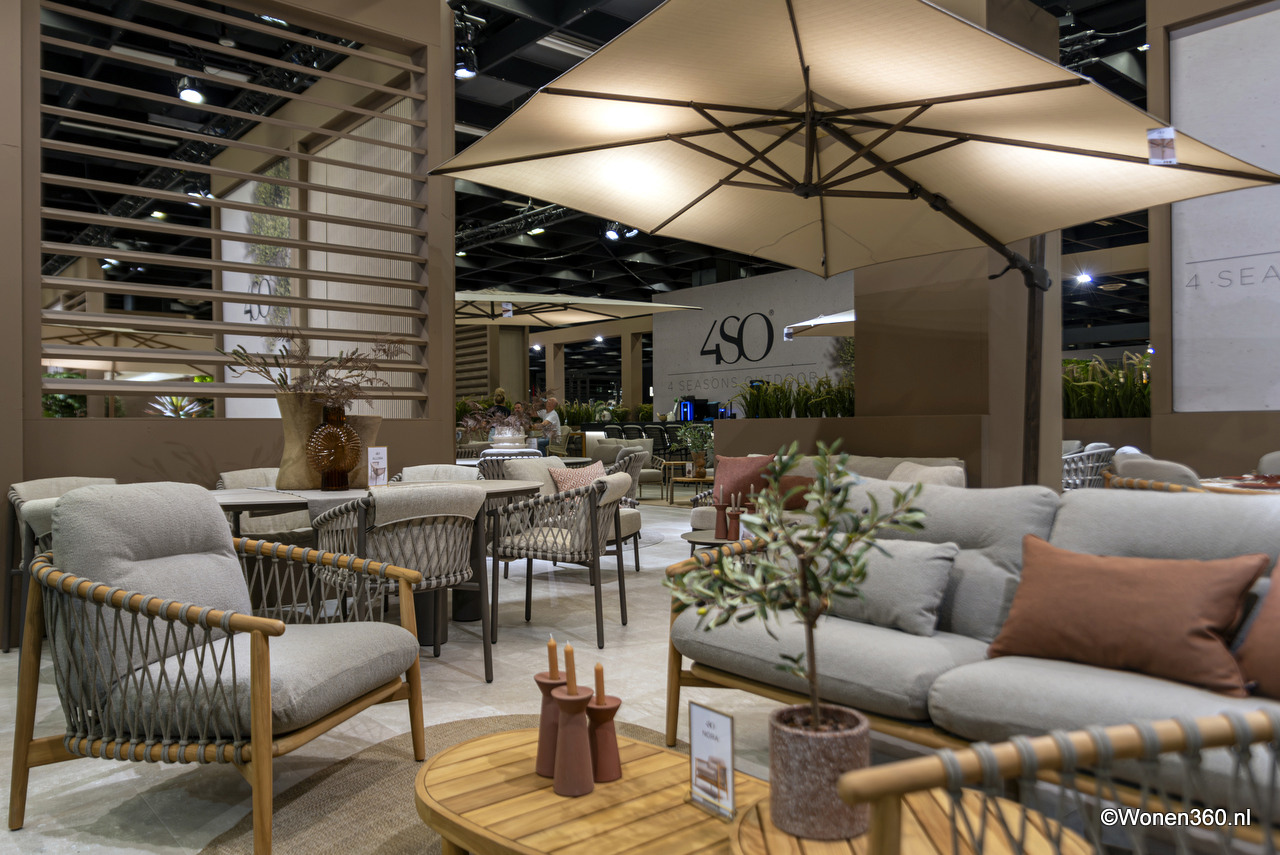 In total, 4 Seasons Outdoor introduced 36 new sets this year at spoga+gafa. What immediately stood out was the choice of a new color: Terra. This color builds on the earth tones, such as the beige 'latte' color they have been using for several years.